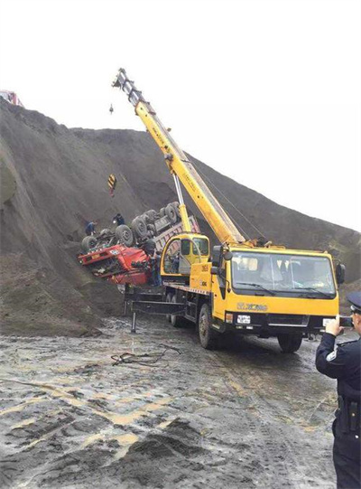 西塞山区上犹道路救援